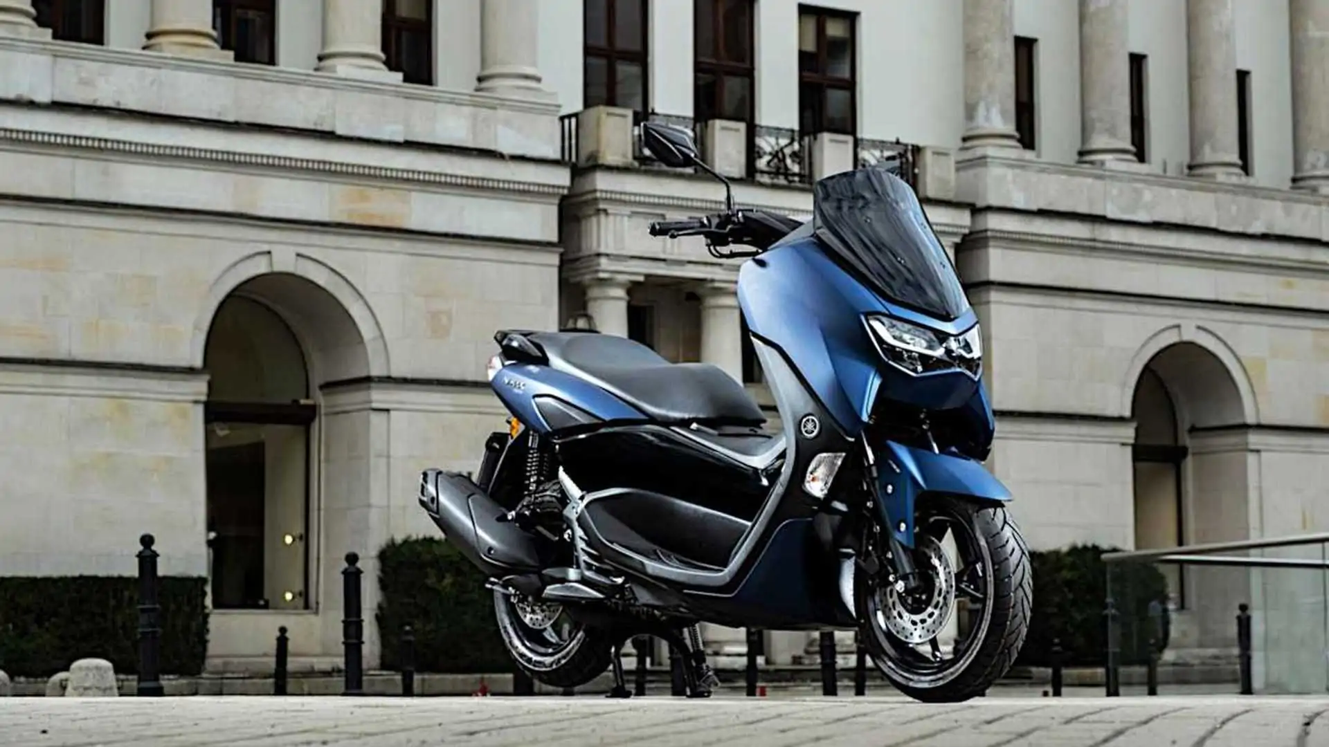 2021-yamaha-nmax---right-side-parked-city-blue